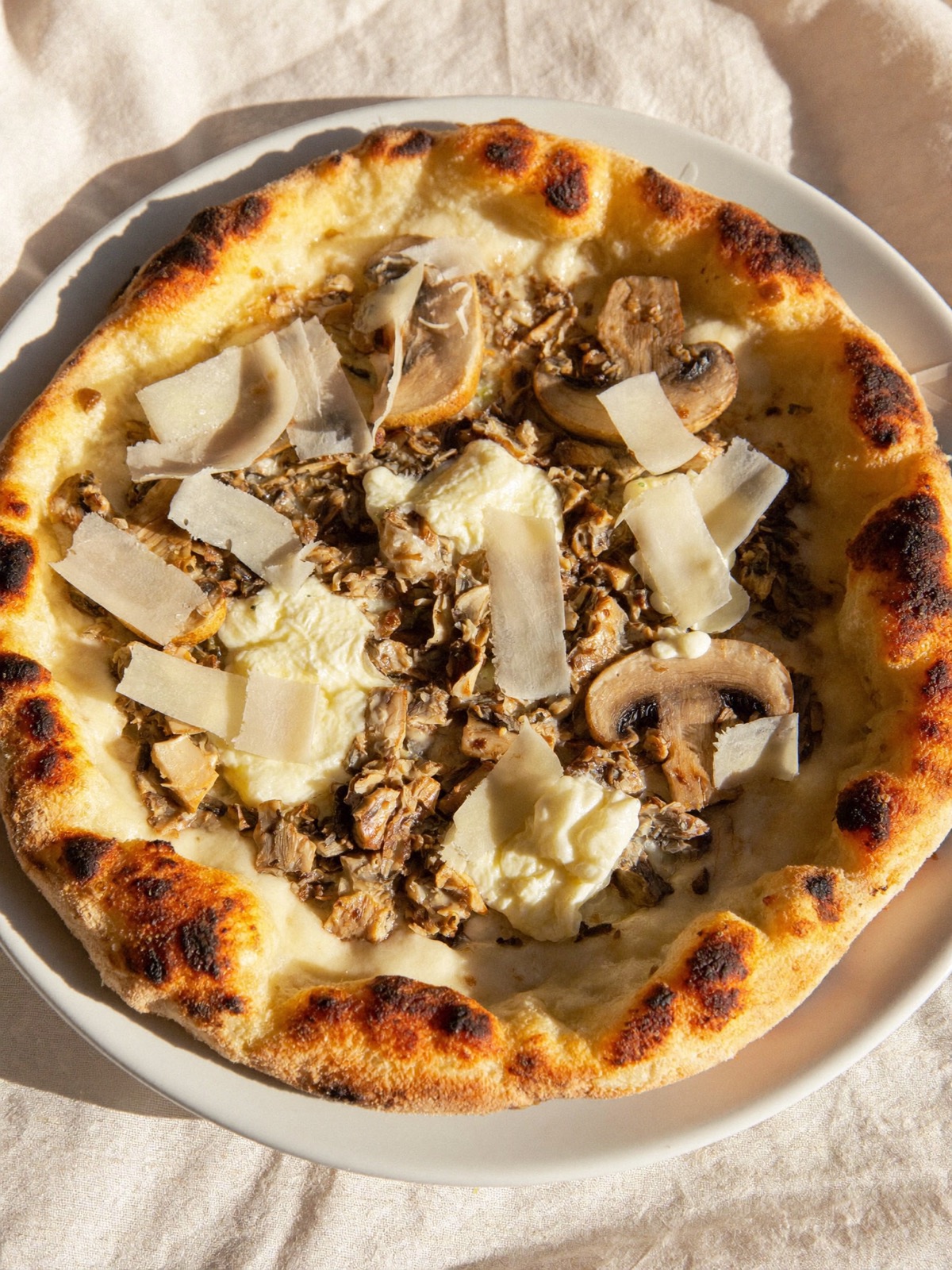 Pizza funghi, champignons dorés, huile de truffe et parmesan