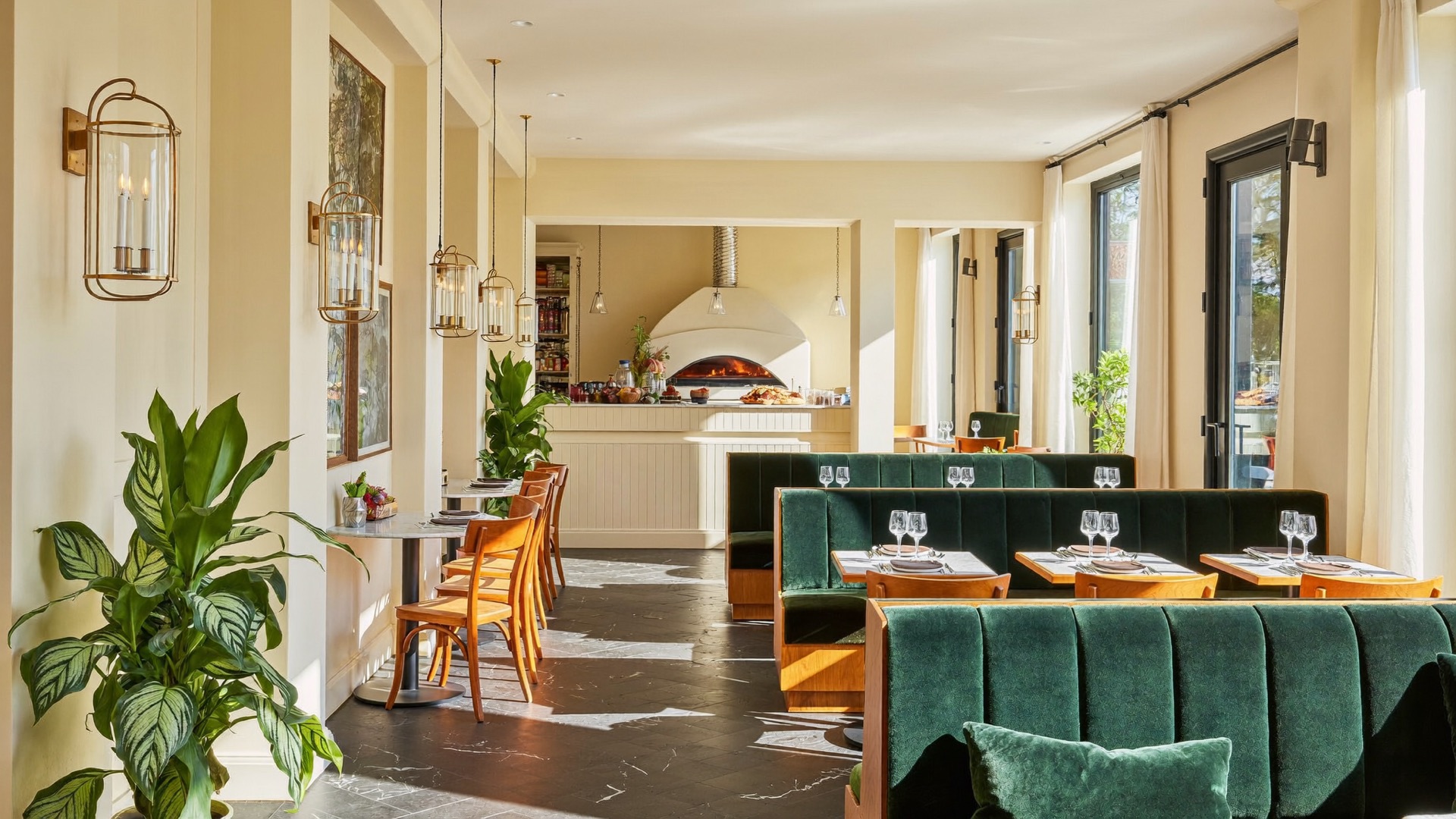 Salle lumineuse et chaleureuse de la trattoria