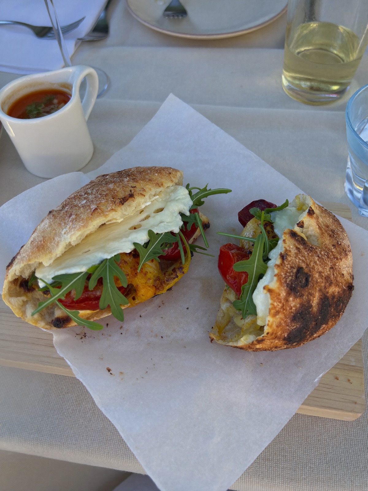 Panuozzo napolitain doré, mozzarella fondue et légumes grillés