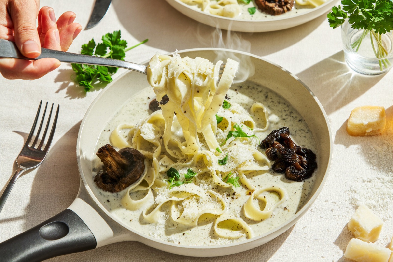 Tagliatelles à la crème de truffe noire soulevées à la fourchette