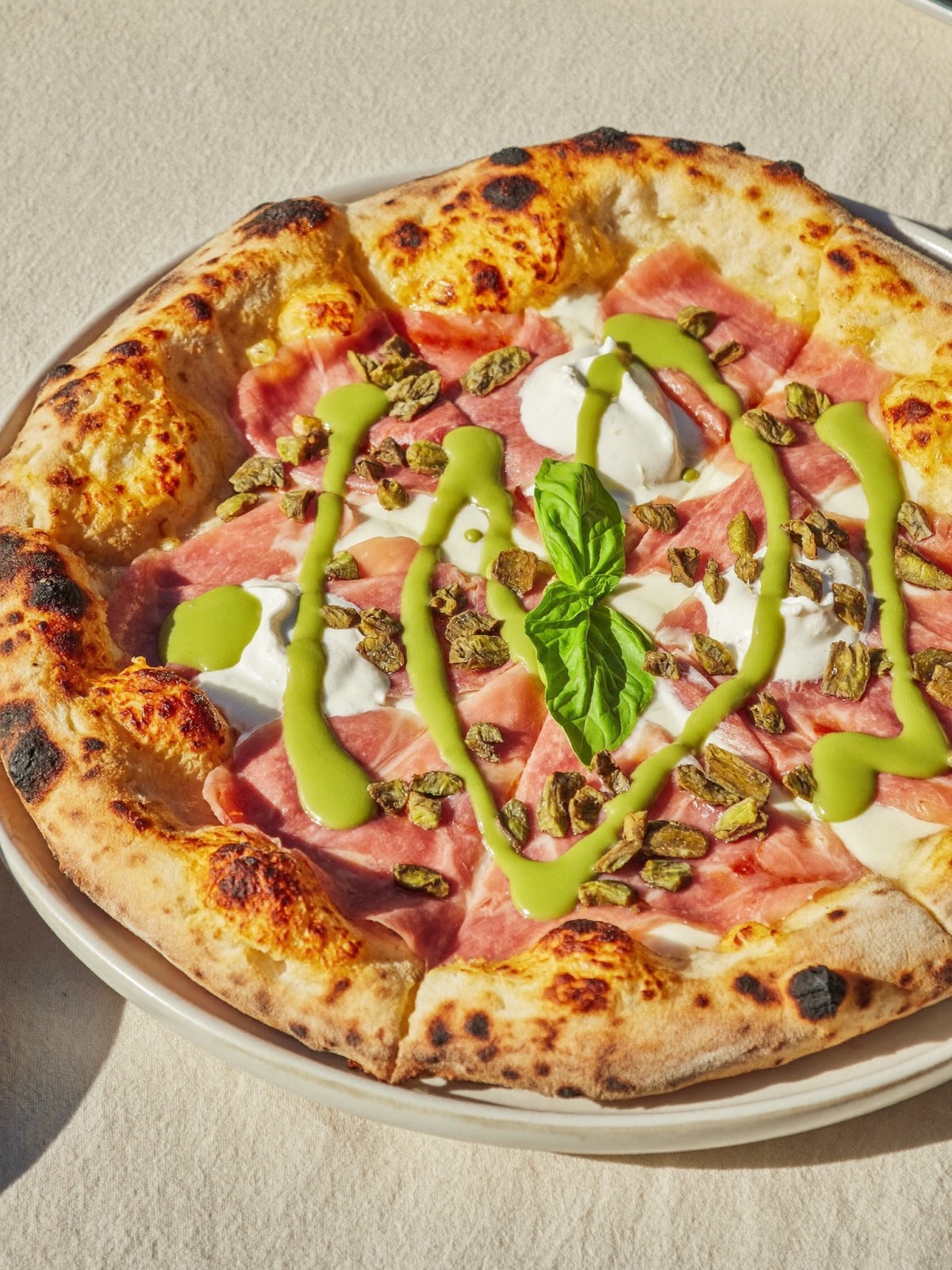 Pizza Rosalina, roses de jambon de boeuf, stracciatella et crème de pistache