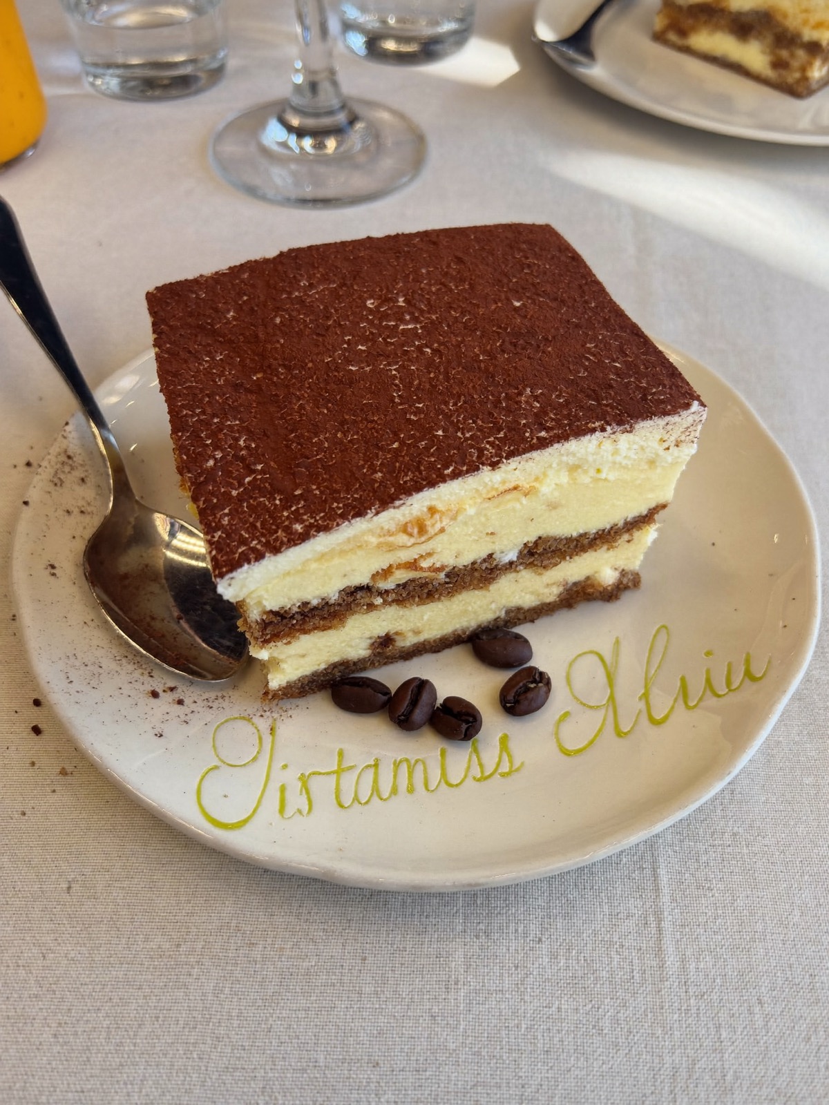Part de tiramisu poudrée de cacao